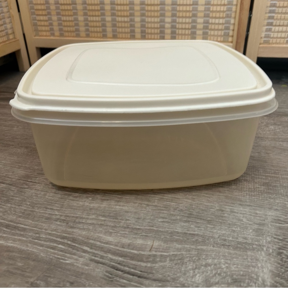 Rubbermaid Servin Saver Storage Container #4 19 Cups Almond Lid Square Vtg